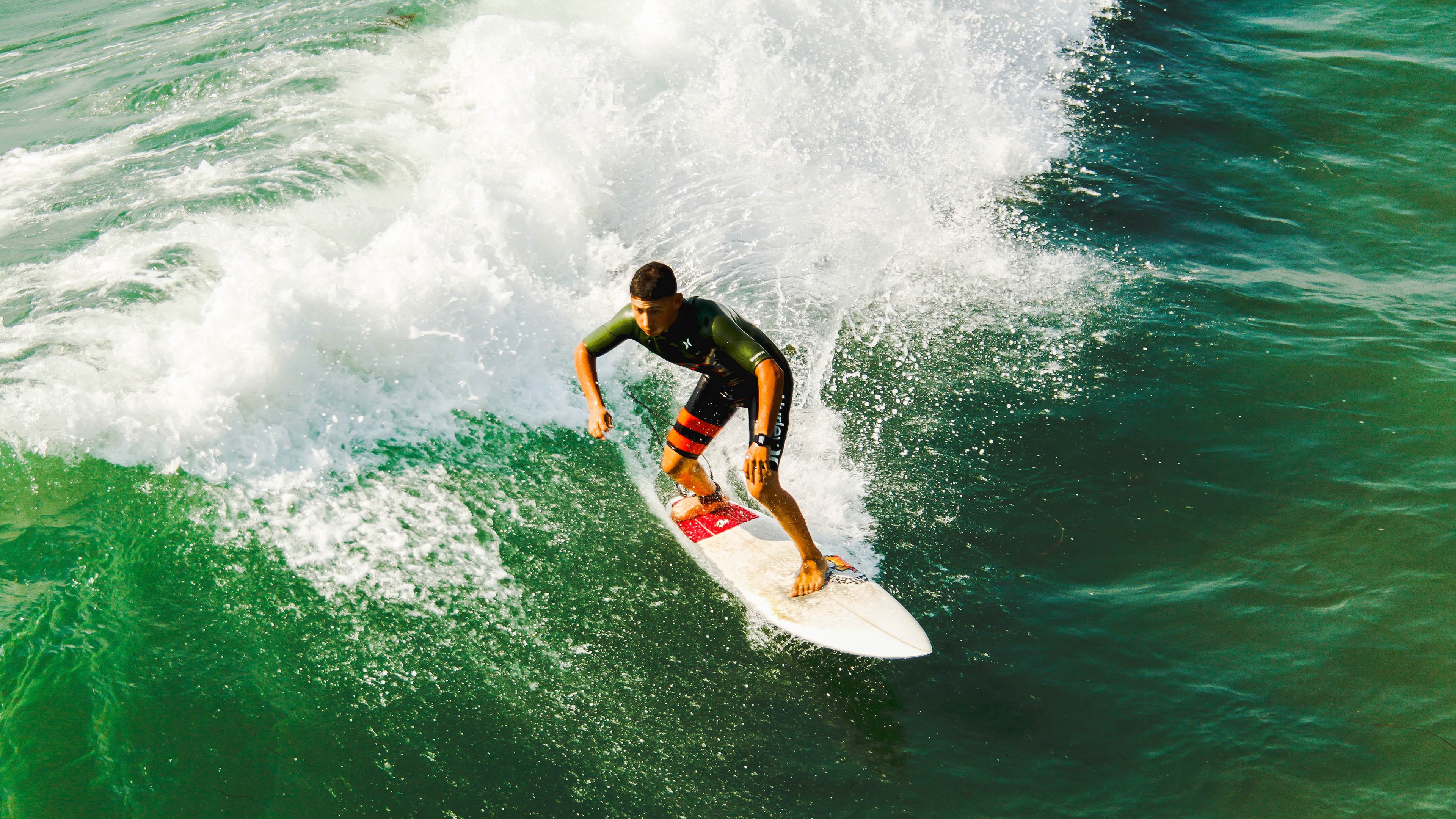 德甲激烈对抗，比分3-2，明星前锋两球，关键扑救命悬一线，角球数量更胜一筹